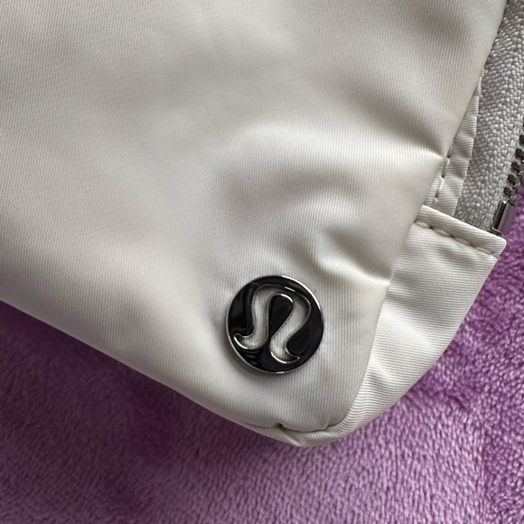 Lululemon- Everywhere Belt Bag - white opal/ raw linen / white! - Picture 9 of 13